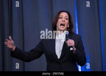 Il vicepresidente degli Stati Uniti Kamala Harris si rivolge a una convocazione della YMCAâs Initiative on Boys and Young Men of Color (BYMOC) presso l'Omni Shoreham Hotel di Washington, DC, 27 settembre 2023. Credito: Chris Kleponis / Pool tramite CNP Foto Stock