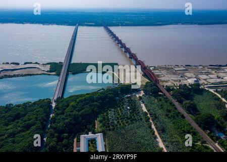 Vista aerea del ponte Lalon Shah e del ponte Hardinge sul fiume Padma a Pakshi. Pabna, Bangladesh. Foto Stock