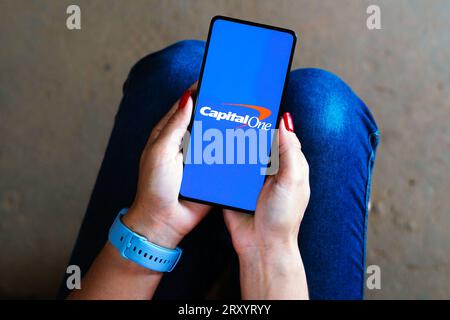 In questa immagine, il logo Capital One viene visualizzato sullo schermo di uno smartphone. Foto Stock