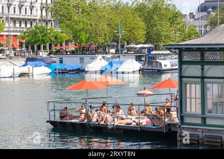 Frauenbad Stadthausquai (piscina all'aperto per donne) di fronte al fiume Limmat, Altstadt (città vecchia), città di Zürich, Zürich, Svizzera Foto Stock