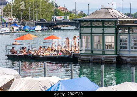 Frauenbad Stadthausquai (piscina all'aperto per donne) di fronte al fiume Limmat, Altstadt (città vecchia), città di Zürich, Zürich, Svizzera Foto Stock