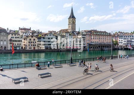 St Torre dell'orologio della Chiesa di Pietro sul fiume Limmat, Altstadt (città vecchia), città di Zürich, Zürich, Svizzera Foto Stock