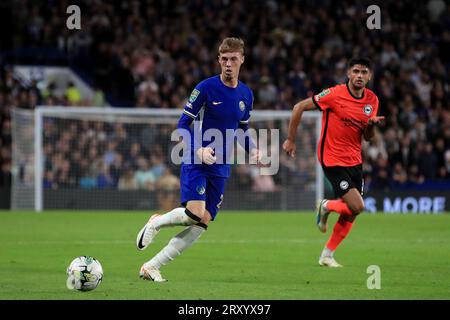 Cole Palmer del Chelsea passa il pallone durante la partita del terzo turno della EFL Carabao Cup tra Chelsea e Brighton e Hove Albion allo Stamford Bridge, Londra, Inghilterra il 27 settembre 2023. Foto di Carlton Myrie. Solo per uso editoriale, licenza necessaria per uso commerciale. Nessun utilizzo in scommesse, giochi o pubblicazioni di un singolo club/campionato/giocatore. Foto Stock