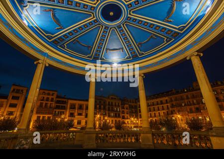 Vista notturna dal padiglione della tribuna di Plaza del Castillo, Pamplona, Navarra, Spagna Foto Stock
