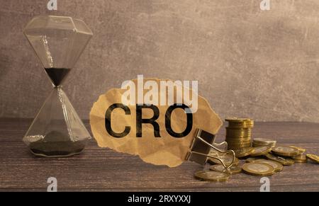 C'è un cubo di legno con la parola CRO. È un'abbreviazione di Contract Research Organization come immagine accattivante Foto Stock