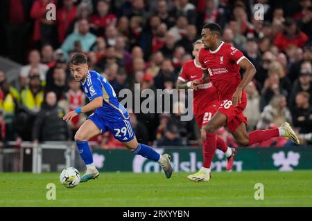 Yunus Akgun #29 di Leicester City supera Cody Gakpo #18 di Liverpool durante la partita del terzo turno della Carabao Cup Liverpool vs Leicester City ad Anfield, Liverpool, Regno Unito, 27 settembre 2023 (foto di Steve Flynn/News Images) a Liverpool, Regno Unito il 9/27/2023. (Foto di Steve Flynn/News Images/Sipa USA) Foto Stock