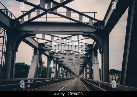 Ponte stradale sul fiume con pavimenti in cemento armato. Ponte lungo tunnel sulla barriera idrica. Colori cinematografici. Foto Stock