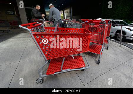 Vista di un carrello con il logo Target all'esterno del suo punto vendita situato ad Harlem, una delle 9 sedi che chiuderà annunciata dal rivenditore discount New York, NY, 27 settembre 2023. Target ha citato la «violenza» e la criminalità organizzata al dettaglio» come fattore che contribuisce alla decisione di chiusura, prevista per il 21 ottobre. (Foto di Anthony Behar/Sipa USA) Foto Stock