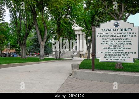 Ingresso della piazza al tribunale della contea di Yavapai, un edificio in stile neoclassico costruito nel 1916 con un grande cartello all'ingresso della piazza, Prescott, Arizona Foto Stock