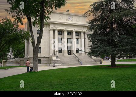 Prati erbosi e alberi di pino intorno al tribunale della contea di Yavapai, un edificio in stile neoclassico costruito nel 1916 a Prescott, Arizona, USA Foto Stock