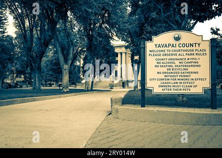 Ingresso della piazza al tribunale della contea di Yavapai, un edificio in stile neoclassico costruito nel 1916 con un grande cartello all'ingresso della strada, accentuato da un Foto Stock