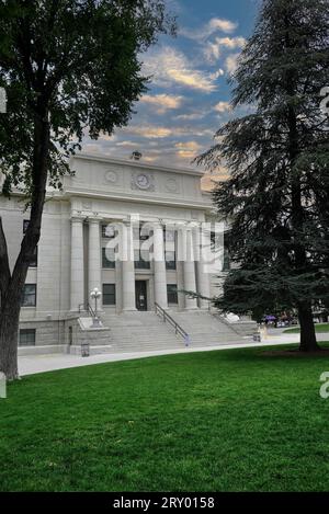 Prati erbosi e alberi di pino intorno al tribunale della contea di Yavapai, un edificio in stile neoclassico costruito nel 1916 a Prescott, Arizona, USA Foto Stock