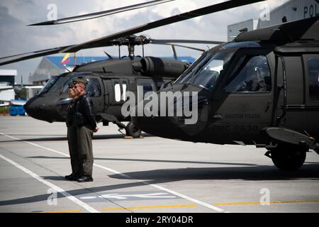 I piloti di elicotteri della polizia antinarcotica colombiana posano per una foto durante un evento presso la base aerea CATAM di Bogotà, dove l'ambasciata degli Stati Uniti d'America in Colombia ha dato 3 Lockheed Martin UH60 Black Hawk per migliorare le operazioni antinarcotiche, il 27 settembre 2023. Foto di: Chepa Beltran/Long Visual Press Foto Stock