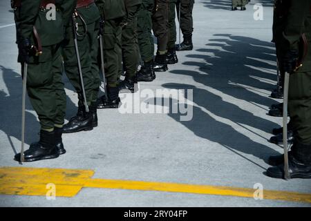 Gli agenti di polizia della droga della Colombia durante un evento presso la base aerea CATAM di Bogotà, dove l'ambasciata degli Stati Uniti d'America in Colombia ha dato 3 Lockheed Martin UH60 Black Hawk per migliorare le operazioni antinarcotiche, il 27 settembre 2023. Foto di: Chepa Beltran/Long Visual Press Foto Stock