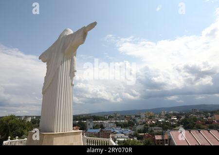 Truskavets, Ucraina - 22 luglio 2023: Statua del Cristo Redentore contro il bellissimo paesaggio urbano Foto Stock