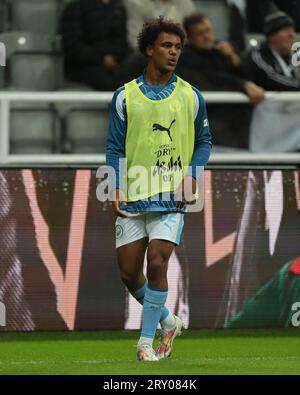 Oscar Bobb del Manchester City si riscalda durante la partita del terzo turno della Carabao Cup tra Newcastle United e Manchester City a St. James's Park, Newcastle mercoledì 27 settembre 2023. (Foto: Mark Fletcher | notizie mi) Foto Stock