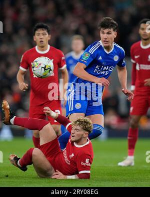 Cesare Casadei n. 7 di Leicester City batte la palla su Harvey Elliott n. 19 del Liverpool durante la partita del terzo turno della Carabao Cup Liverpool vs Leicester City ad Anfield, Liverpool, Regno Unito, 27 settembre 2023 (foto di Steve Flynn/News Images) Foto Stock