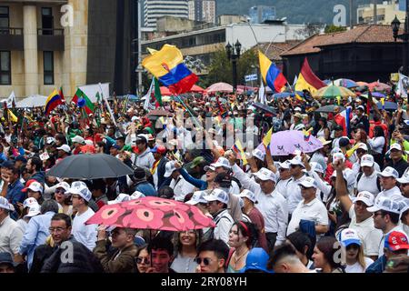 La gente tiene bandiere e striscioni colombiani mentre i colombiani marciano a sostegno delle riforme sociali mirate dal governo a Bogotà, Colombia, 27 settembre 2023. Foto di: Cristian Bayona/Long Visual Press Foto Stock