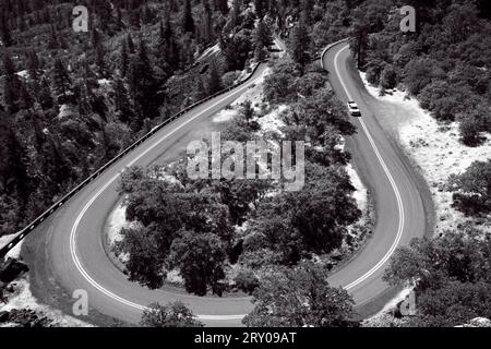 Storica Route 30 in Oregon, in una curva a gomito a Rowenas Crest. Bianco e nero Foto Stock