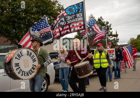 I sostenitori del presidente Trump organizzano una manifestazione al di fuori di un discorso che sta tenendo ai membri attuali e in pensione della United Auto Workers union in una struttura non sindacale a Clinton Township, Michigan, il 27 settembre 2023. L'UAW è attualmente impegnata in uno sciopero del lavoro contro i tre maggiori costruttori automobilistici americani. (Foto di Matthew Rodier/Sipa USA) Foto Stock