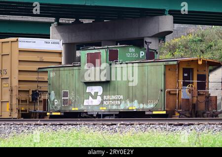 Rochelle, Illinois, USA. Una caboose della Burlington Northern Santa Fe Railway ancora dipinta per la precedente Burlington Northern Railroad. Foto Stock