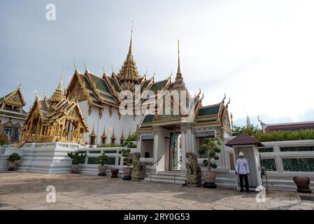 Bangkok, Thailandia - 1 giugno 2019: Phra Thinang Aphorn Phimok Prasat del Grand Palace, Bangkok, Thailandia. - Il padiglione è stato costruito da re Rama IV AS Foto Stock