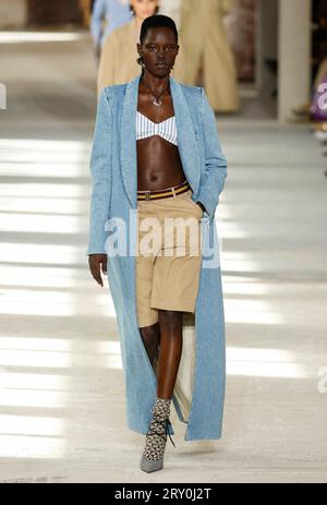 DRIES VAN NOTEN Runway Primavera/Estate 2024 durante la settimana della moda di Parigi il 2023 settembre - Parigi; Francia 27/09/2023 Foto Stock