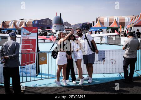 La gente ha visto fare selfie. Teknofest (Festival dell'aviazione, dello spazio e della tecnologia) è iniziato a Smirne. Soprattutto gli studenti delle scuole hanno mostrato grande interesse per il festival, che ha attirato una grande partecipazione il primo giorno. (Foto di Murat Kocabas / SOPA Images/Sipa USA) Foto Stock