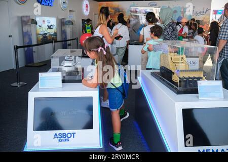 Una ragazza guarda le modelle. Teknofest (Festival dell'aviazione, dello spazio e della tecnologia) è iniziato a Smirne. Soprattutto gli studenti delle scuole hanno mostrato grande interesse per il festival, che ha attirato una grande partecipazione il primo giorno. Foto Stock