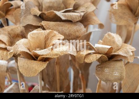 Fiori artificiali decorativi fatti a mano in tela, foto ravvicinata con messa a fuoco selettiva. Souvenir delle Seychelles Foto Stock