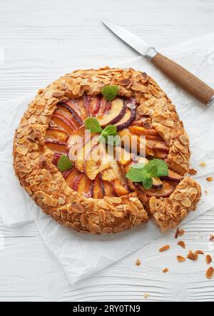 galette fatta in casa con pesche. Torta aperta fatta in casa con frutta fresca. Foto Stock