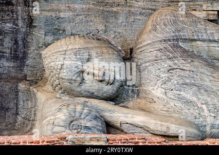 La statua del Buddha sdraiato. Polonnaruwa. Gal Vihara. Sri Lanka Foto Stock