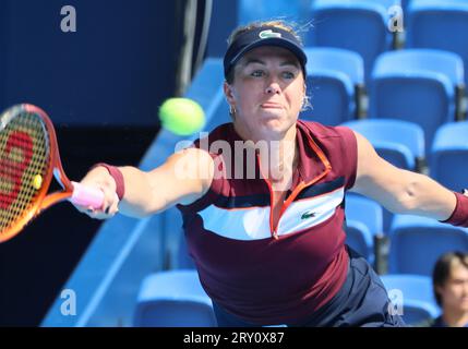 28 settembre 2023, Tokyo, Giappone - la russa Anastasia Pavlyuchenkova restituisce il pallone contro Linda Noskova della Repubblica Ceca durante il secondo turno del Toray Pan Pacific Open di tennis al Colosseo Ariake di Tokyo giovedì 28 settembre 2023. (Foto di Yoshio Tsunoda/AFLO) credito: Aflo Co. Ltd./Alamy Live News Foto Stock