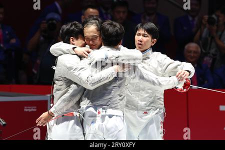 (230928) -- HANGZHOU, 28 settembre 2023 (Xinhua) -- il Team China festeggia dopo la semifinale maschile del Team Sabre di scherma ai 19esimi Giochi asiatici di Hangzhou, nella provincia dello Zhejiang della Cina orientale, 28 settembre 2023. (Xinhua/Yang lei) Foto Stock