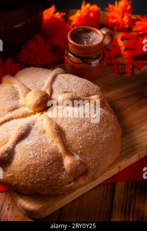 Pan de Muerto. Tipico pane dolce messicano che viene consumato nella stagione del giorno dei morti. È un elemento principale negli altari e nelle offerte in Foto Stock
