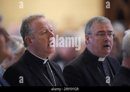 Foto del file datata 16/04/23 dell'Arcivescovo della Chiesa Cattolica Romana Eamon Martin, Arcivescovo di Armagh e Primate di tutta l'Irlanda (a sinistra) con l'Arcivescovo della Chiesa d'Irlanda John McDowell Arcivescovo di Armagh e Primate di tutta l'Irlanda che ha partecipato a un servizio in occasione del 25° anniversario dell'accordo del venerdì Santo. I leader della Chiesa dell'isola d'Irlanda parteciperanno a un seminario a Roma per celebrare il 25° anniversario dell'accordo del venerdì Santo. Foto Stock