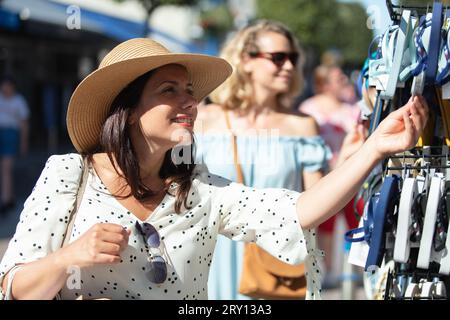 giovani belle donne al mercato settimanale dei tessuti Foto Stock