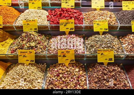 Tipi diferenti di foglie di tè. Negozio di tè assortimenti ciotole dettaglio Foto Stock