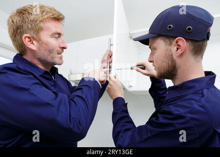 installazione del divisore per armadi sospesi Foto Stock