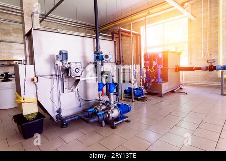 Nuova stazione caldaia, sala caldaie, sala macchine. Attrezzature tecniche. Foto Stock