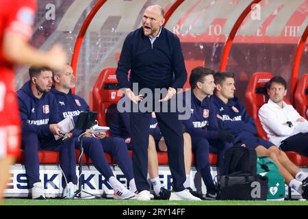 ENSCHEDE, PAESI BASSI - SETTEMBRE 27: L'allenatore Joseph Oosting (FC Twente) guarda avanti durante l'Eredivisie match tra FC Twente e Vitesse a de Grolsch Foto Stock