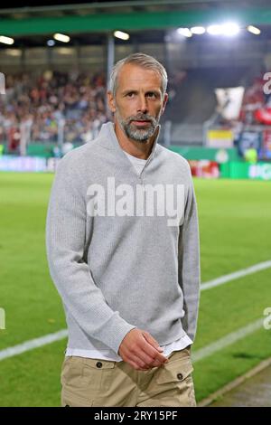 Wiesbaden, Deutschland 27. Settembre 2023: DFB-Pokal - 1 Rd. - 2023/2024 - Wehen Wiesbaden vs. RB Leipzig IM Bild: Trainer Marco Rose (Lipsia) auf dem Weg zur Trainerbank. /// le normative DFB vietano l'uso di fotografie come sequenze di immagini e/o quasi-video // Foto Stock