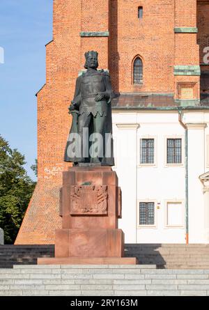 La statua del re polacco Chrobry e una vista sulla cattedrale. Gniezno Polonia Foto Stock