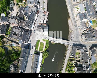 Vista aerea droni a volo d'uccello Ponte di Dinan Bretagna, drone Francia, aereo Foto Stock