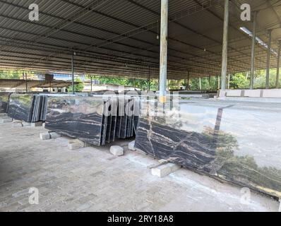 lastre di granito di colore blu himalayano per pavimenti disposte in strati di pile all'uscita di stoccaggio della fabbrica Foto Stock