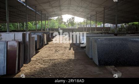 lastre di granito di colore blu himalayano per pavimenti disposte in strati di pile all'uscita di stoccaggio della fabbrica Foto Stock