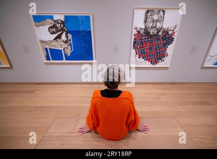 The Courtauld Gallery, Londra, Regno Unito. 28 settembre 2023. Una grande mostra di lavoro dell'artista britannica Claudette Johnson MBE (b.1959) alla Courtauld Gallery dal 29 settembre 2023-14 gennaio 2024. Membro fondatore del Black British Arts Movement, è considerata uno dei più significativi artisti figurativi della sua generazione, per oltre 30 anni creando disegni su larga scala di donne e uomini neri che sono allo stesso tempo intimi e potenti. Immagine: Da l a r): Tipo di blu, 2020, collezione privata; figura con bracci rialzati, 2017, collezione privata. Crediti: Malcolm Park/Alamy Live News Foto Stock