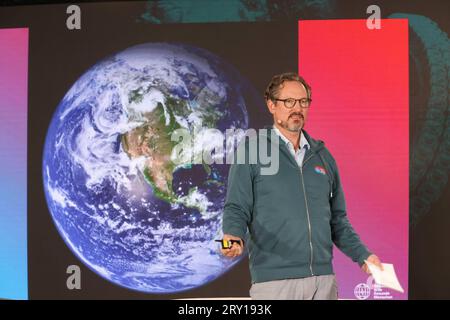 Eckart von Hirschhausen moderiert die Veranstaltung und macht sich Sorgen um unseren Planeten, Dirk Rossmann und Ralf Hoppe präsentieren ihr neues Buch Der Club des Oktopus bei einem ganztägigen Event mit prominenten Gästen in der alten Maschinenhalle in Kappeln an der Schlei, es geht um Klimawandel, Die Verschmutzung der Meere und Die Folgen für Mensch und Umwelt, Schleswig-Holstein 27.9.2023 *** Eckart von Hirschhausen modera l'evento e si preoccupa del nostro pianeta, Dirk Rossmann e Ralf Hoppe presentano il loro nuovo libro The Club of the Octopus ad un evento che si svolge tutto il giorno con ospiti di spicco Foto Stock