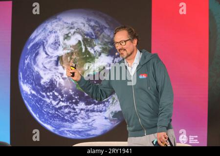 Eckart von Hirschhausen moderiert die Veranstaltung und macht sich Sorgen um unseren Planeten, Dirk Rossmann und Ralf Hoppe präsentieren ihr neues Buch Der Club des Oktopus bei einem ganztägigen Event mit prominenten Gästen in der alten Maschinenhalle in Kappeln an der Schlei, es geht um Klimawandel, Die Verschmutzung der Meere und Die Folgen für Mensch und Umwelt, Schleswig-Holstein 27.9.2023 *** Eckart von Hirschhausen modera l'evento e si preoccupa del nostro pianeta, Dirk Rossmann e Ralf Hoppe presentano il loro nuovo libro The Club of the Octopus ad un evento che si svolge tutto il giorno con ospiti di spicco Foto Stock