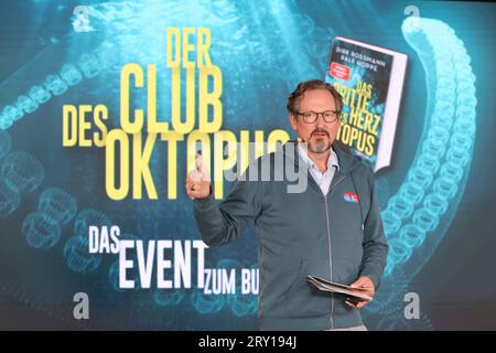 Eckart von Hirschhausen moderiert die Veranstaltung, Dirk Rossmann und Ralf Hoppe präsentieren ihr neues Buch Der Club des Oktopus bei einem ganztägigen Event mit prominenten Gästen in der alten Maschinenhalle in Kappeln an der Schlei, es geht um Klimawandel, die Verschmutzung der Meere und die Folgen für Mensch und Umwelt, Schleswig-Holstein 27.9.2023 *** Eckart von Hirschhausen modera l'evento, Dirk Rossmann e Ralf Hoppe presentano il loro nuovo libro The Club of the Octopus in un evento che si svolge tutto il giorno con ospiti di spicco nella vecchia sala macchine di Kappeln sullo Schlei, si tratta di cambiamenti climatici, Foto Stock